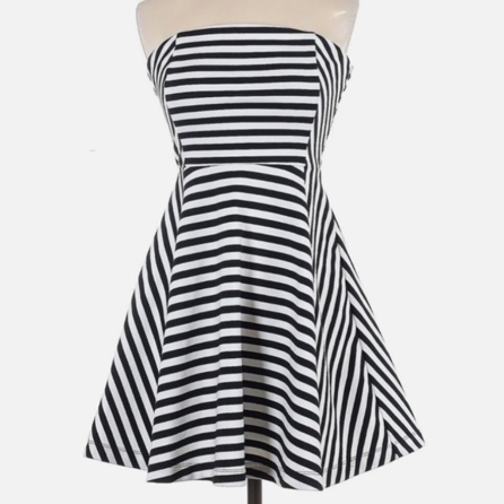 Express -Black and White strapless dress - Size 6